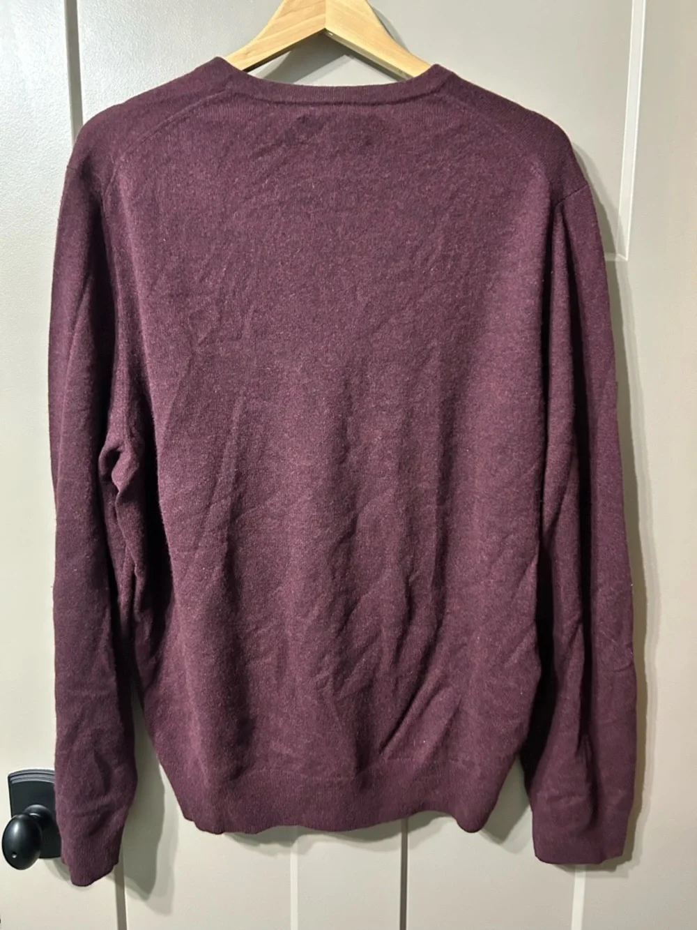 Jos A. Bank Reserve Collection V-Neck 💯 Cashmere Sweater burgundy